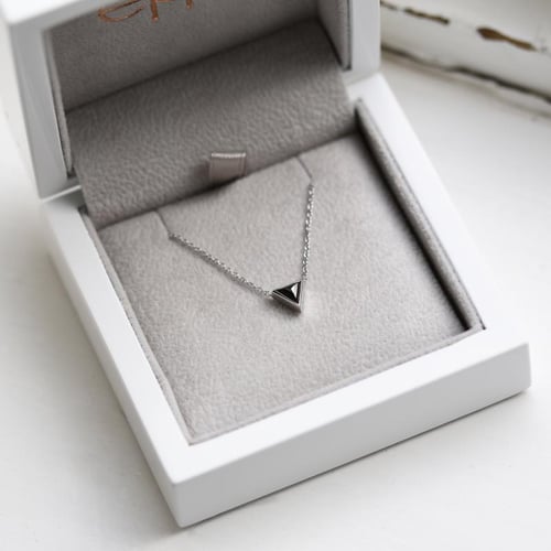 Zlatý náhrdelník s černým triangle diamantem Baya