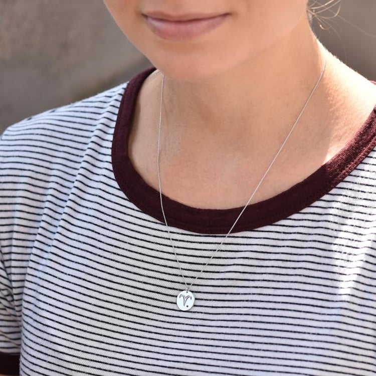 Stříbrný přívěsek se znamením a rubínem Beran 103390