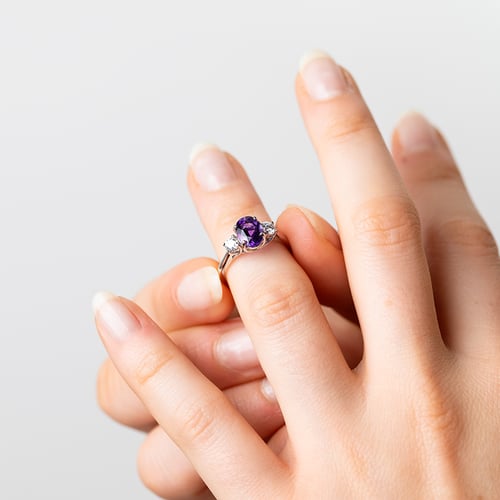 Zásnubní prsten s ametystem a lab-grown diamanty Brink