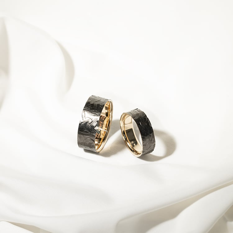 Zlaté snubní prsteny s reliéfním povrchem a černým rutheniem Jamone 129722