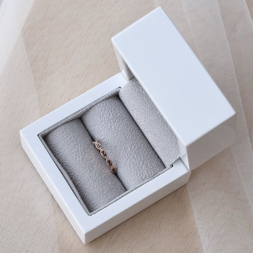 Něžný eternity prsten ze zlata s černými diamanty Talita