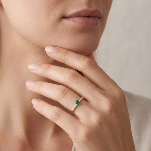 Stříbrný prsten se smaragdem a postranními lab-grown diamanty Nikey