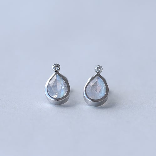 Zlaté náušnice s pear měsíčními kameny a diamanty se šroubovacím zapínáním Vendie