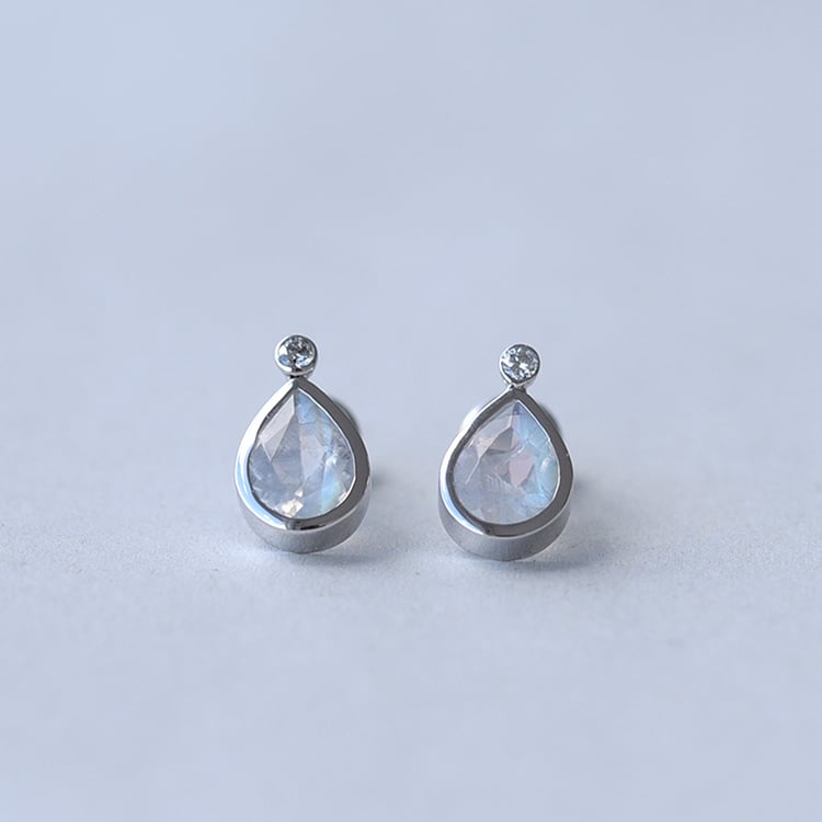 Zlaté náušnice s pear měsíčními kameny a diamanty 65610