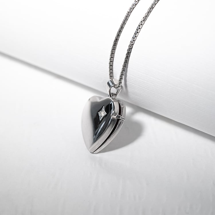 Srdíčkový medailon ze stříbra s diamantem 128637