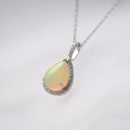 Přívěsek s bílým opálem a diamanty Gale