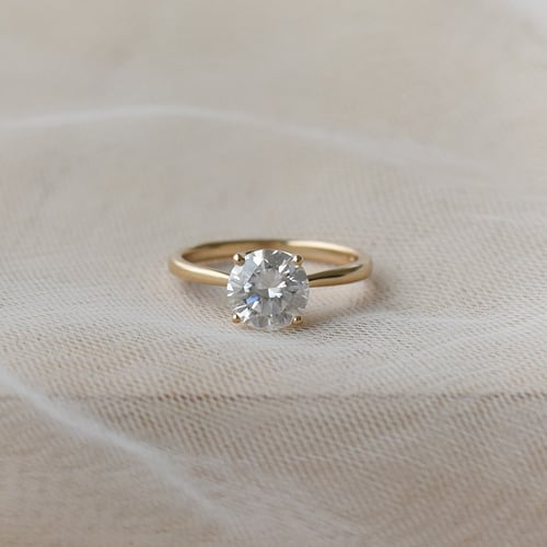 Zásnubní prsten s moissanitem a diamantem Hleene