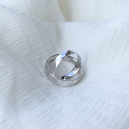 Zlaté snubní prsteny se vzorem Becy