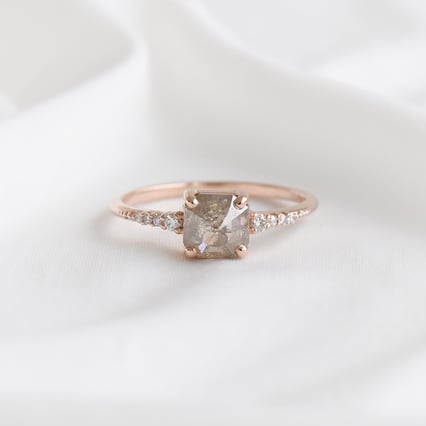 Jedinečný prsten se salt and pepper diamantem Korey