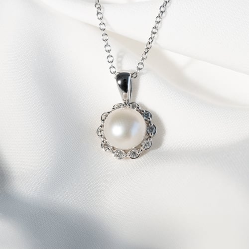 Stříbrný halo přívěsek s perlou a diamanty Elizabella