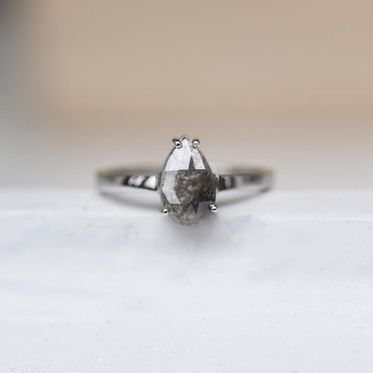 Zlatý prsten s diamantem 48684