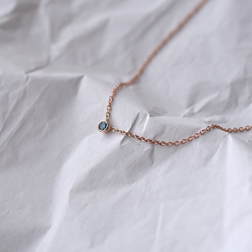 Minimalistický náhrdelník s modrým diamantem Glosie
