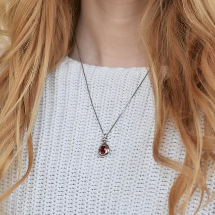 Stříbrný přívěsek ve tvaru ženy s rubínem Timisoara