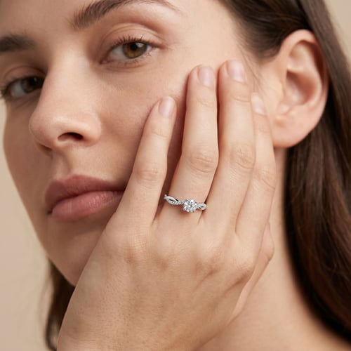 Zásnubní proplétaný prsten s postranními lab-grown diamanty Aliye