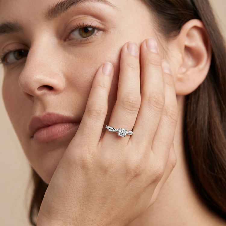Zásnubní proplétaný prsten s postranními lab-grown diamanty Aliye 167649