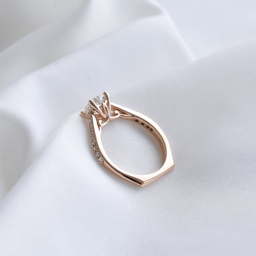 Zásnubní prsten s moissanitem a postranními diamanty Ulani