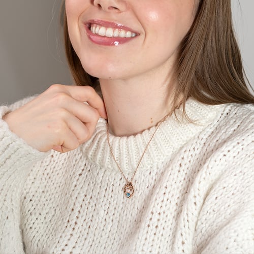 Stříbrný přívěsek matka a dítě s modrým topazem a diamantem Ella