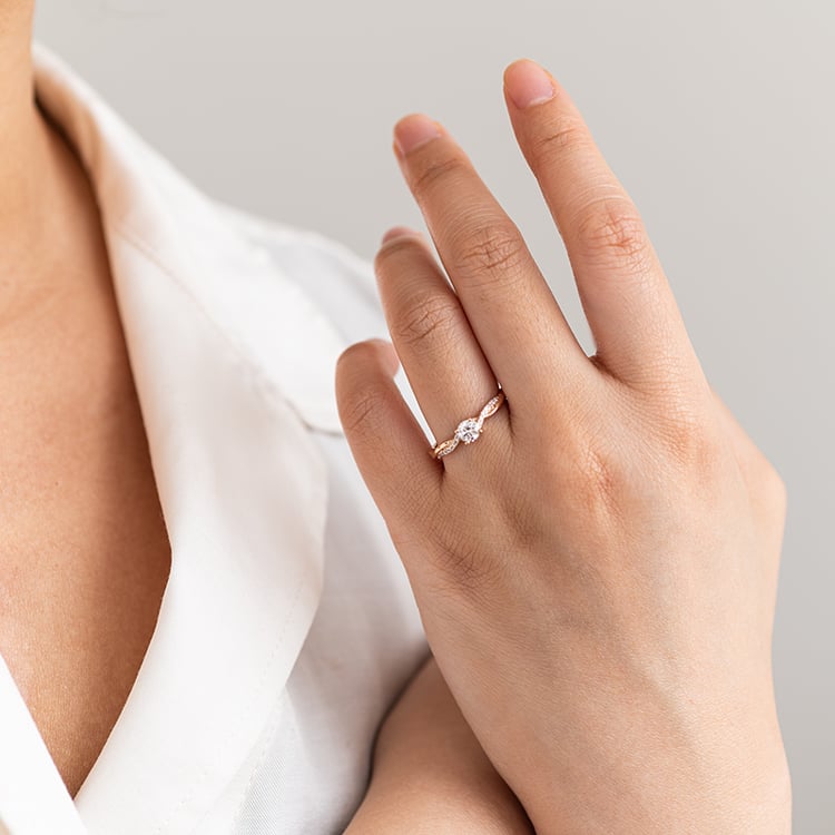 Zásnubní proplétaný prsten s postranními diamanty Aliye 120540