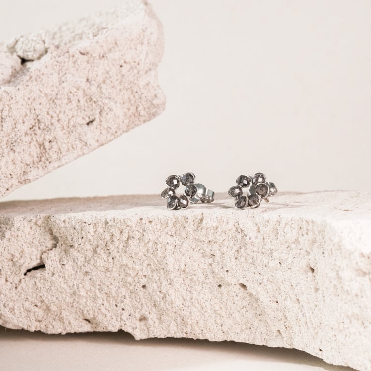 Náušnice ve tvaru kytek se salt and pepper diamanty Silva 101057