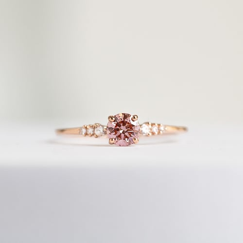 Zásnubní prsten s certifikovaným fancy pink lab-grown diamantem Amity