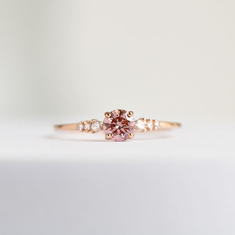 Zásnubní prsten s certifikovaným fancy pink lab-grown diamantem Amity 144823