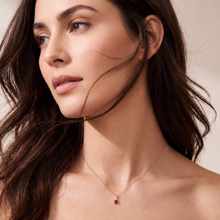 Romantický stříbrný přívěsek s rubínem a lab-grown diamanty Wui 171126