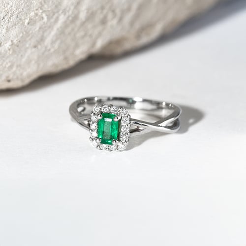 Jemný smaragdový prsten s diamanty Hali