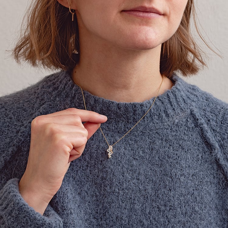 Stříbrný přívěsek s měsíčním kamenem, růženínem a topazy Daisi 132770