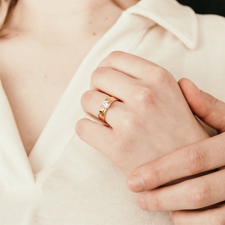 Zlaté tepané snubní prsteny Laurita 120130