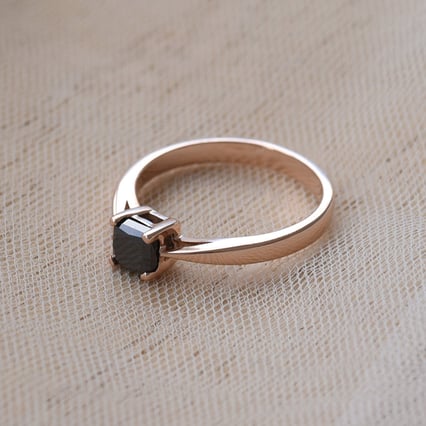 Zásnubní prsten s černým princess diamantem Unnati