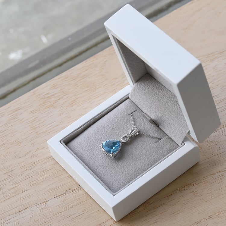 Přívěsek se švýcarským topazem a vytvořenými diamanty 61347