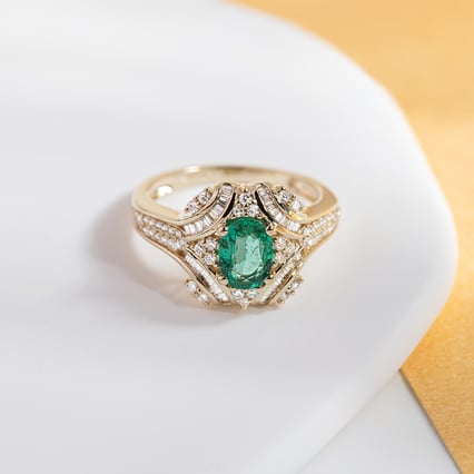 Zlatý prsten s oválným smaragdem a diamanty Zane