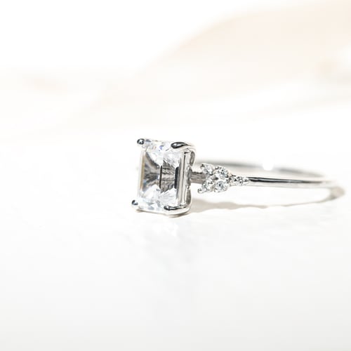 Zásnubní prsten s emerald diamantem Adva