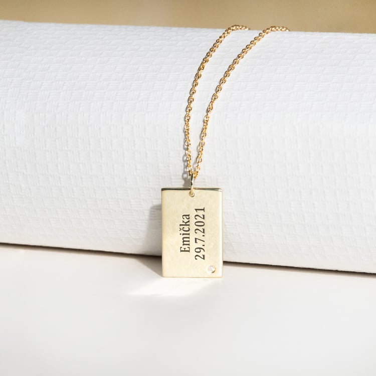 Stříbrný obdélníkový přívěsek s diamantem a gravírem Mays 123718