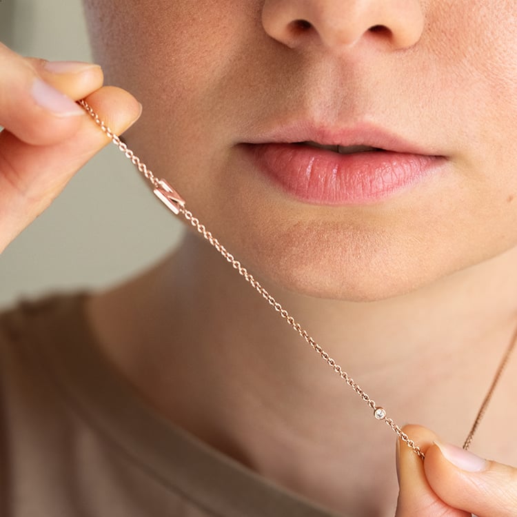 Stříbrný náhrdelník s písmenkem podle vaší volby a lab-grown diamantem Lupe 145451