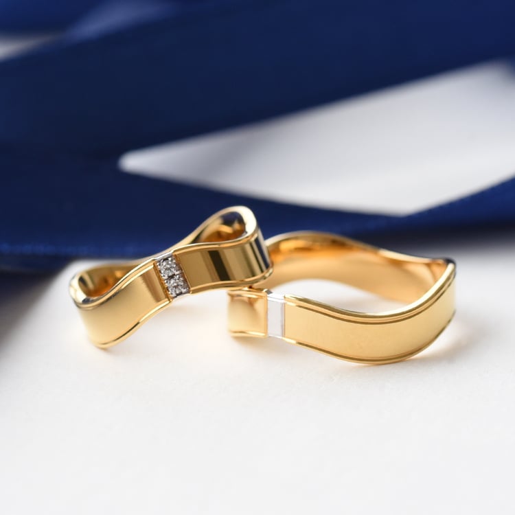 Vlnité snubní prsteny ze zlata s diamanty 76315