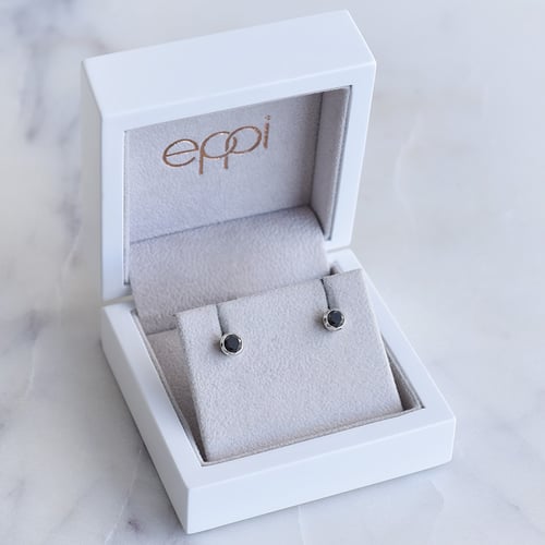 Stříbrné bezel náušnice s černými diamanty Wetty