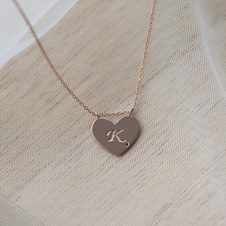 Zlaté srdce s gravírem písmena a černým diamantem 63563