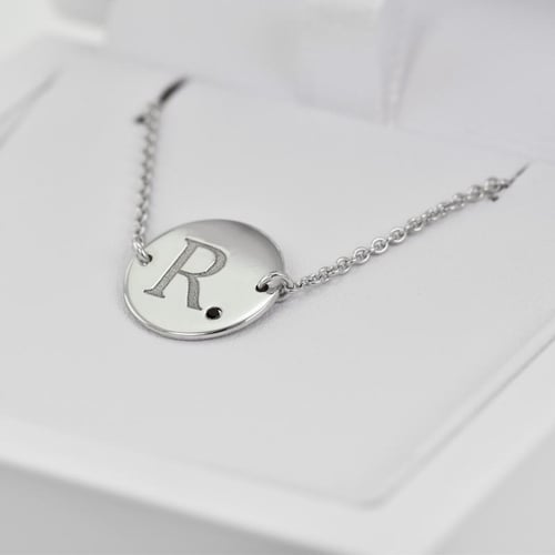Platinový náramek s černým diamantem a gravírem písmene Dian