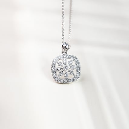 Přívěsek s diamantovým květem Alexisa