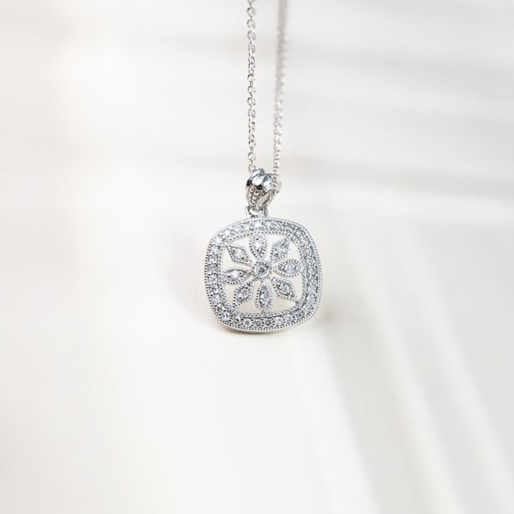 Přívěsek s diamantovým květem Alexisa 152266