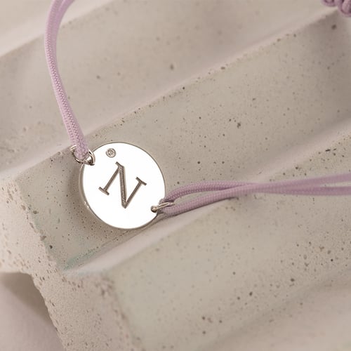 Stříbrný provázkový náramek s diamantem a gravírem písmene Frey