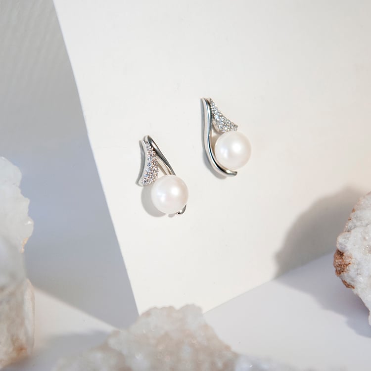 Stříbrné napichovací náušnice s perlou Lomina 108434