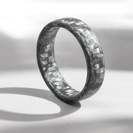 Mírně zaoblený prsten z karbonu Cortes