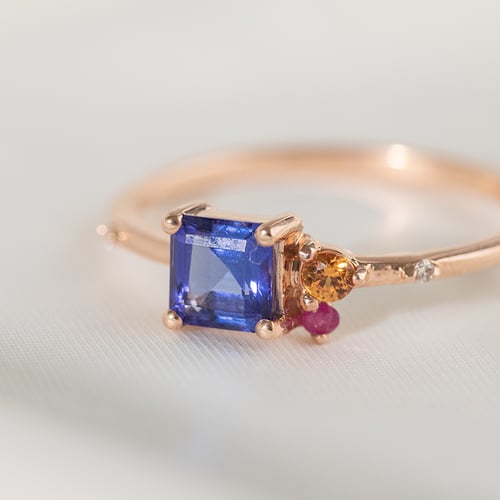 Cluster prsten s asscher tanzanitem, padparadscha safírem, rubínem a diamantem Kenny