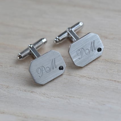 Stříbrné manžetové knoflíčky s gravírem a černými diamanty Meissa