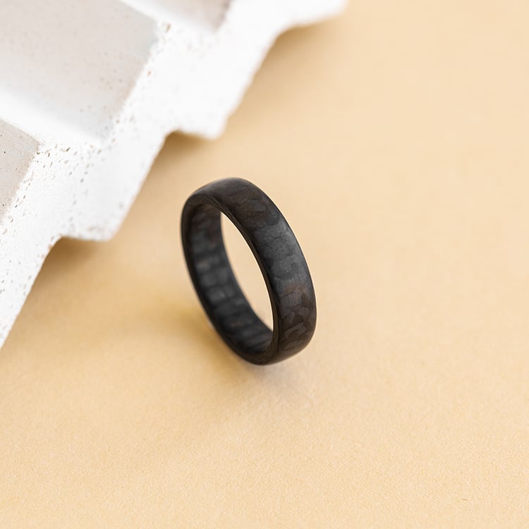 Mírně zaoblené snubní prsteny z karbonu se třemi diamanty Azaliah 120701