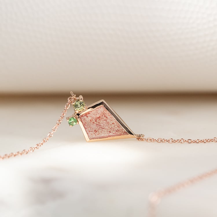 Náhrdelník s jahodovým achátem, olivínem a tsavorit granátem Milly 135320