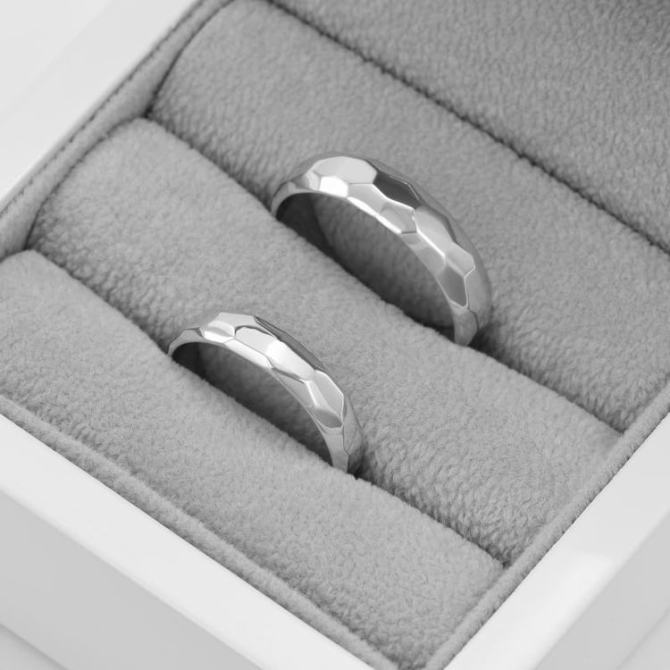 Snubní prsteny s lesklým tepaným povrchem 49820