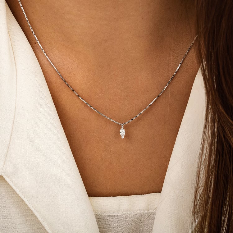 Minimalistický přívěsek ze stříbra s lab-grown diamantem ve tvaru pear Malena 163104